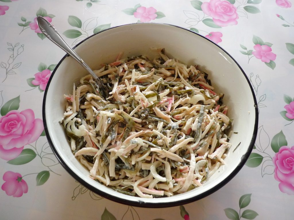 Салат с морской капустой и крабовыми палочками