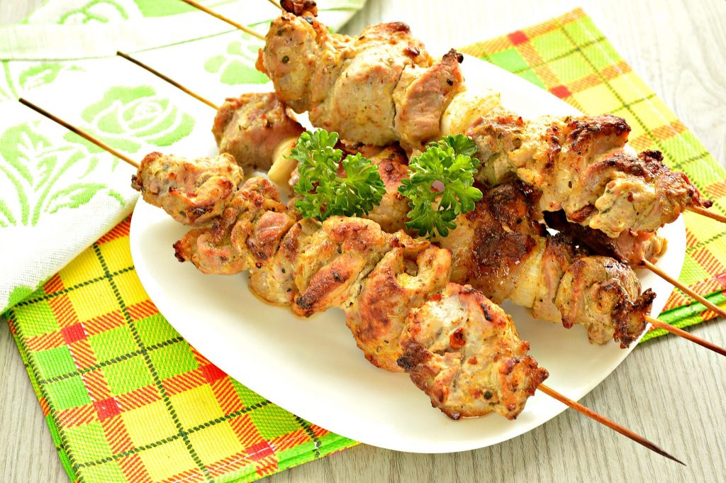 шашлык в духовке из свинины на шпажках