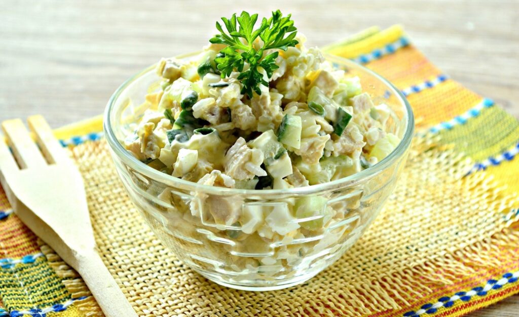 салат с курицей и огурцами